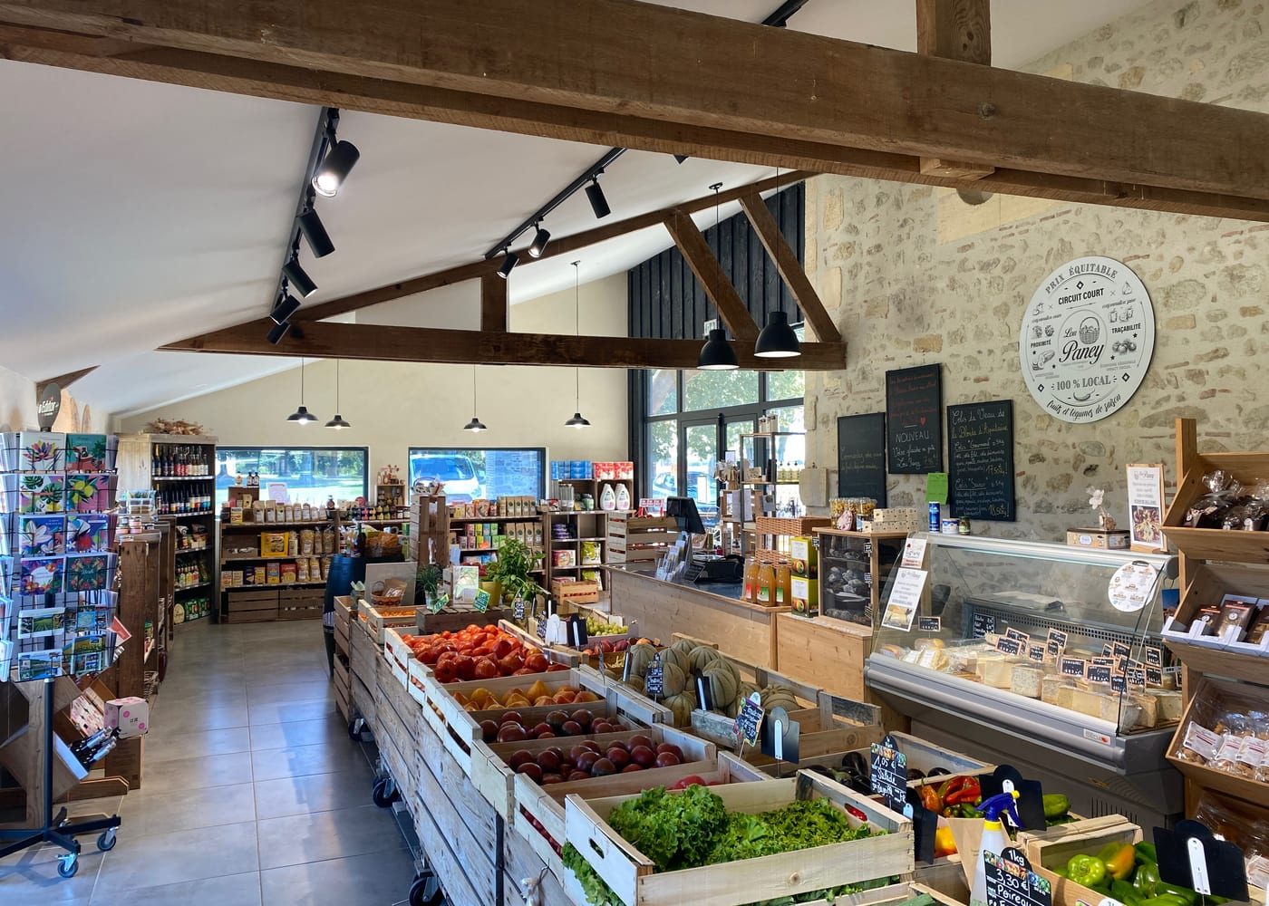 L'intérieur de l'épicerie Lou Paney